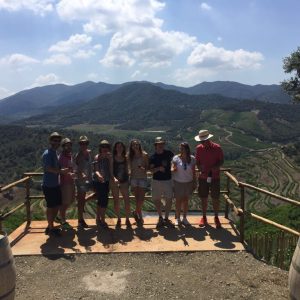 Grup de persones durant l'activitat d'enoturisme Tast de Vinyes a Terres de Vidalba.