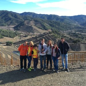 Grup de persones que han arribat al mirador de Terres de Vidalba després de realitzar l'activitat d'enoturisme de Trekkingwine.