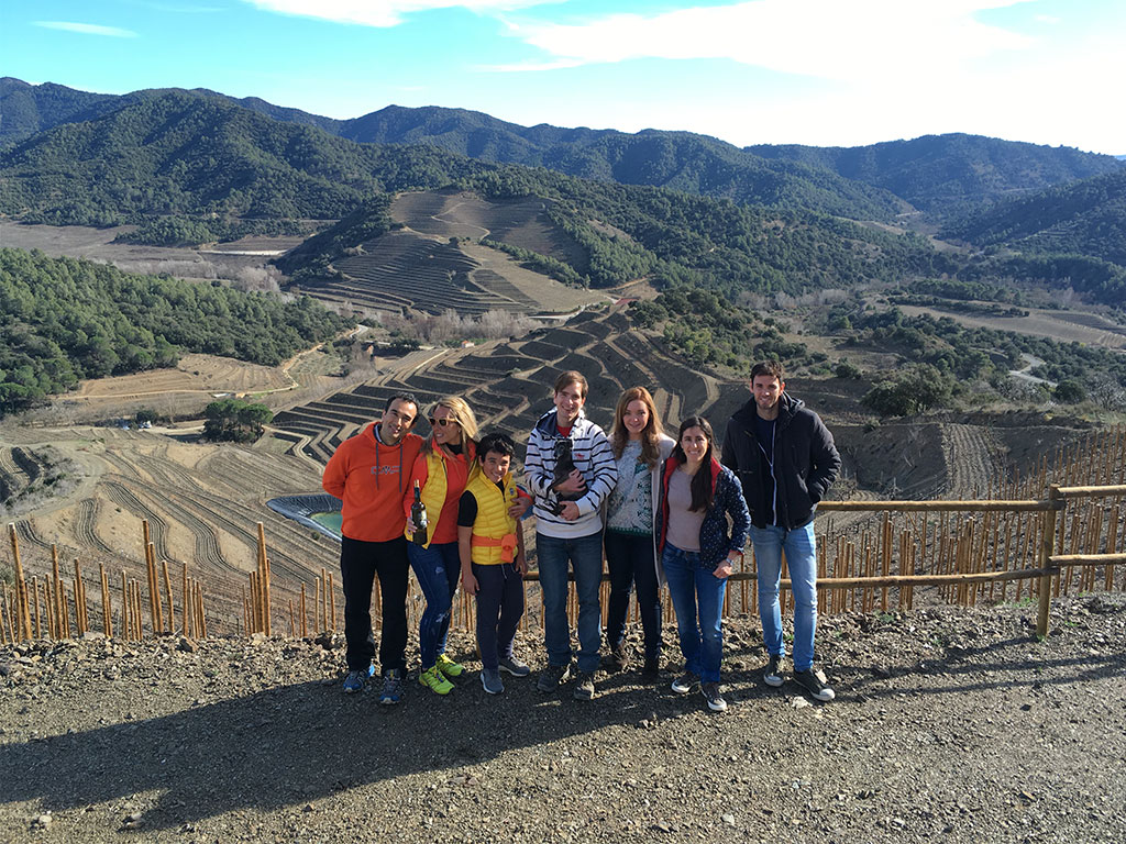 Grup de persones des del mirador de Terres de Vidalba gaudint de l'activitat d'enoturisme Tast entre vinyes